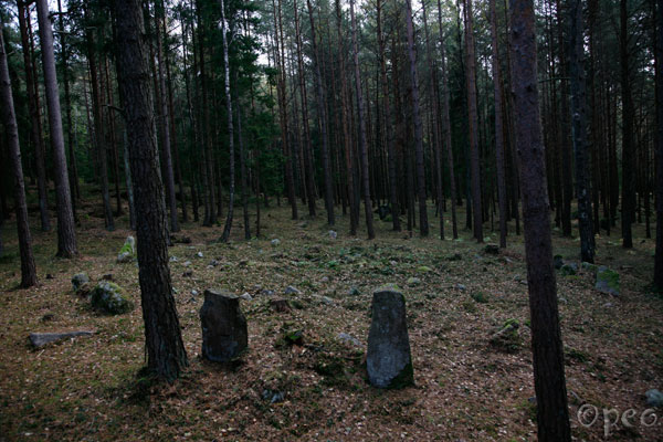 A grave formed as a sun-sheel